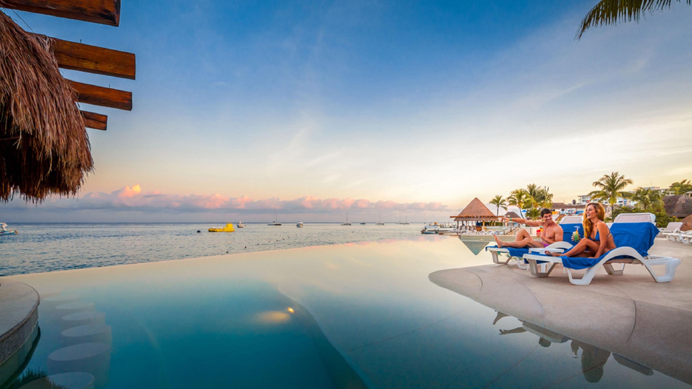 Grand Park Royal Cozumel Hotel Luaran gambar Infinity pool at a resort in Cancun, Mexico